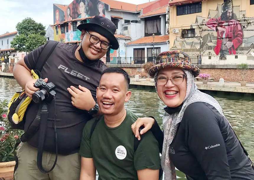 Bayu Amde Winata bersama timnya saat melakukan riset ke Malaka, beberapa waktu lalu.