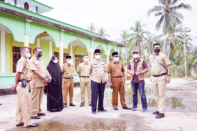 Bupati Inhil HM Wardan dan Ketua TP PKK Inhil Hj Zulaikhah Wardan serta rombongan saat berada di lokasi ziarah makam Tuan Guru Sapat, Senin (23/8/2021).