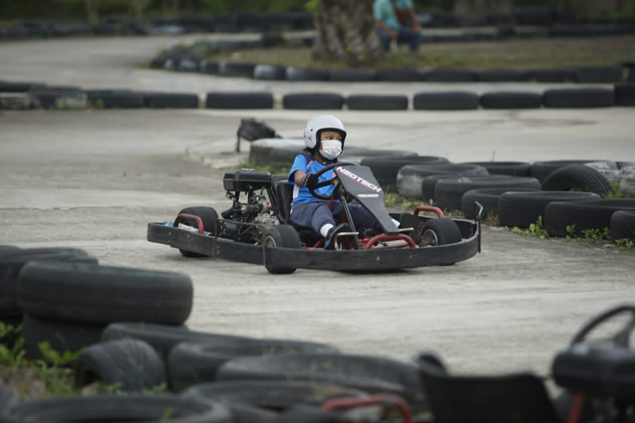 Aksi salah satu peserta Gokart Fun Race di sirkuit Gokart Riau Fantasi Labersa Pekanbaru. Sabtu (20/3/2021).