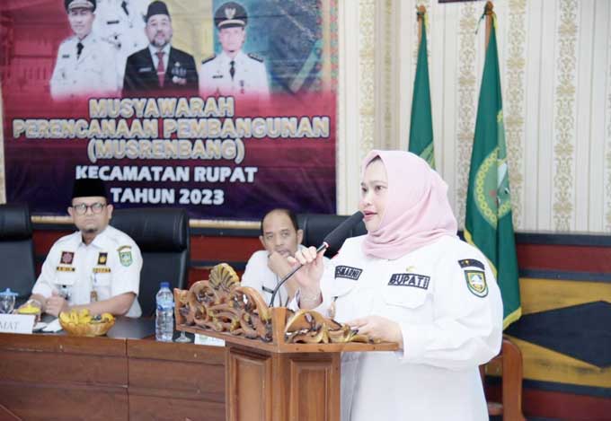 Bupati Bengkalis Kasmarni membuka Musrenbang Kecamatan Rupat  2023 di Kantor Camat Rupat, Rabu (8/2/2023).