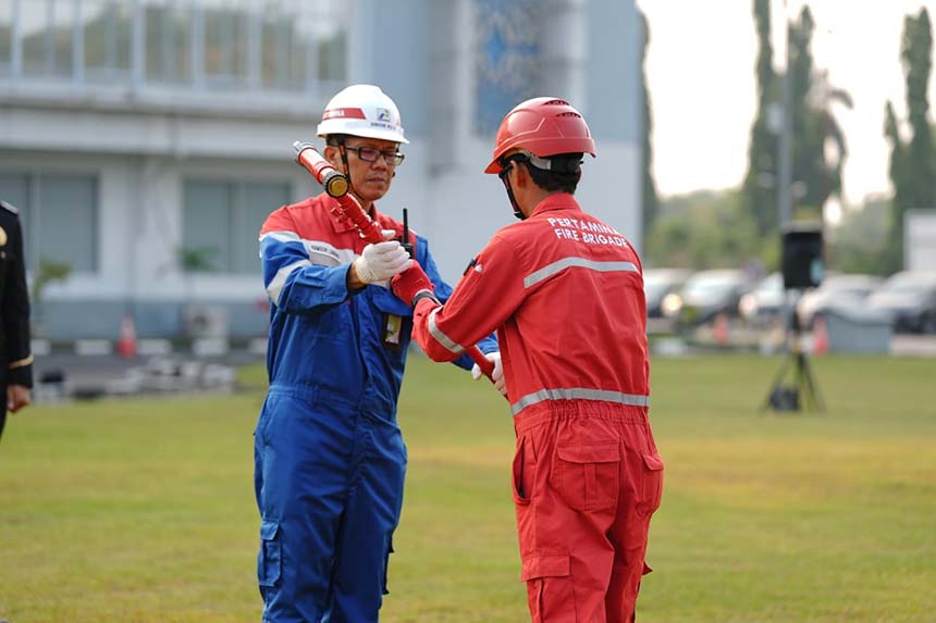 PT Kilang Pertamina Internasional (PT KPI) Unit Dumai menyerahkan bantuan Nozzle Gambut kepada Kementerian Lingkungan Hidup dan Kehutanan, di Lapangan Main Office, Jumat (29/9/2023).