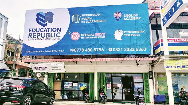 Education Republic (ER), pengurusan dan pendaftaran kuliah ke luar negeri memberikan jasa pengurusan study abroad secara mudah, transparan dan satu-atap (one-stop), termasuk bagi pelajar asal Pekanbaru.