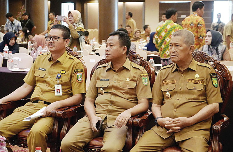 Wabup Inhil H Syamsuddin Uti (kanan), mengikuti rapat koordinasi teknis (Rakornis) Tim Percepatan Penurunan Stunting (TPPS) Kabupaten/Kota se-Riau tahun 2023 di Pekanbaru, Selasa (7/11/2023).