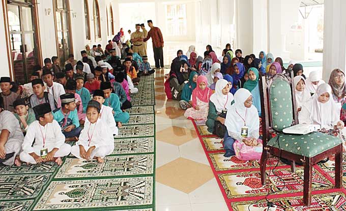 Ratusan pelajar mengikuti Pesantren Ramadan yang dilaksanakan di Masjid Raya Al Muttaqin, Pangkalankerinci, Selasa (4/4/2023).