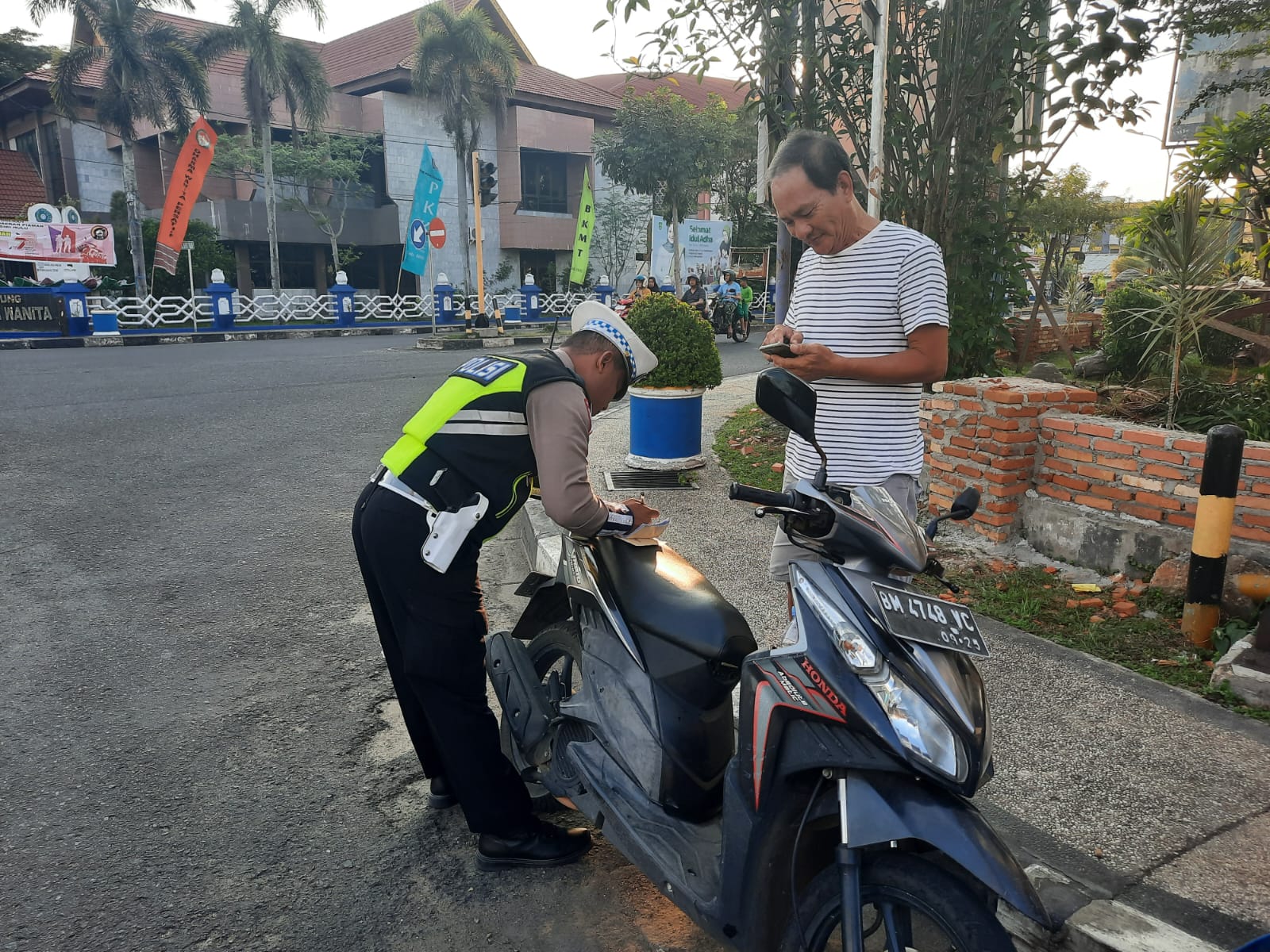 Anggota Satlantas Polres Inhu saat menindak pengendara sepeda motor, akibat tidak memakai helm.