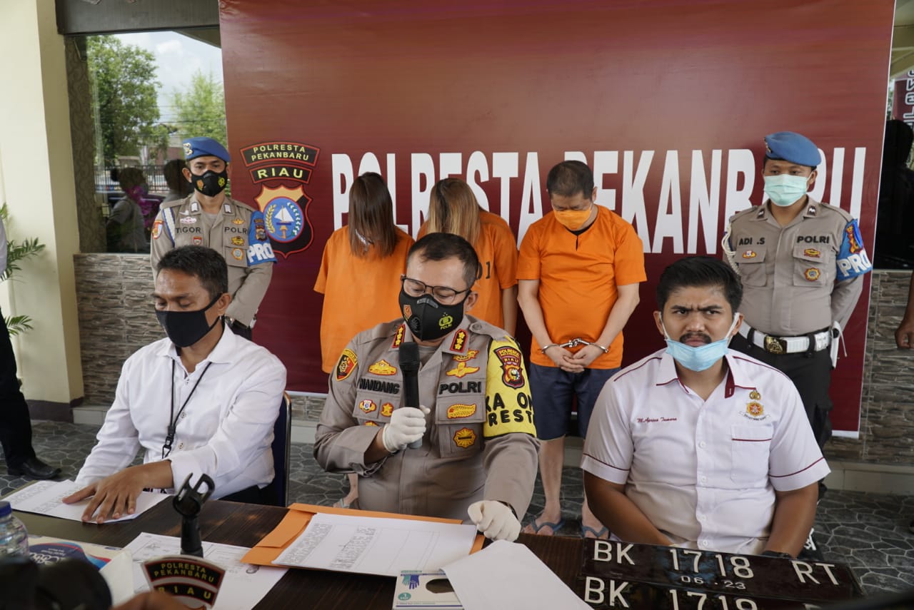 Kapolresta Pekanbaru Kombespol Nandang Mu&rsquo;min Wijaya (tengah), Kasatreskrim Kompol Awalludin Syam (kiri), dan Kanit Buser Iptu M Aprino Tamara (kanan) saat ekspose tersangka tipu muslihat MAD (30) warga Singkawang, Kalbar dan dua pelaku WNA berkeban