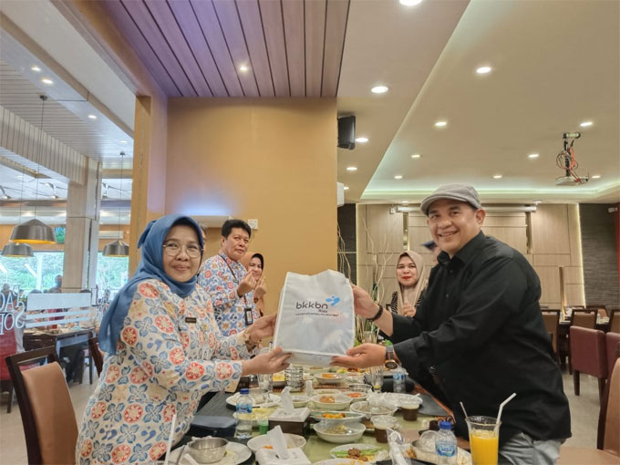 Kepala Perwakilan BKKBN Riau Mardalena Wati Yulia menyerahkan cendera mata kepada Ketua PWI Riau Zulmansyah Sekedang.