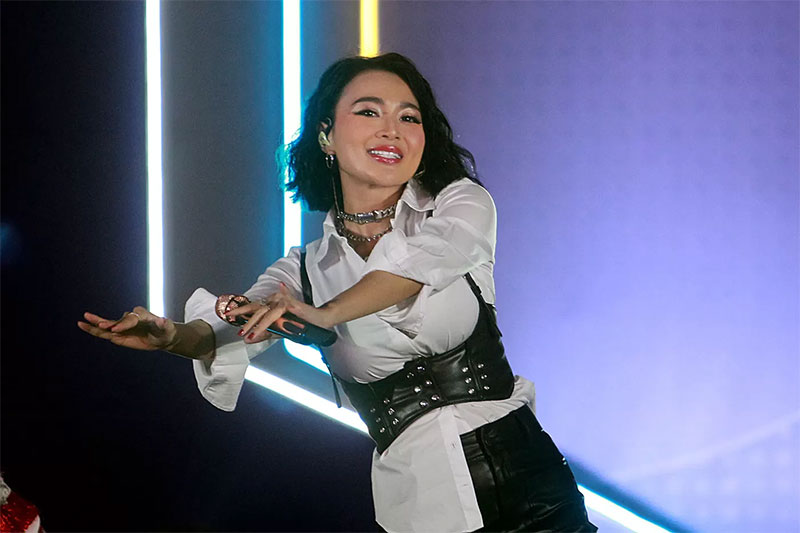 Penyanyi Wika Salim membawakan lagu Bersama Garuda saat peluncuran dalam acara PSSI Partner Summit di Jakarta, Rabu (27/9/2023).