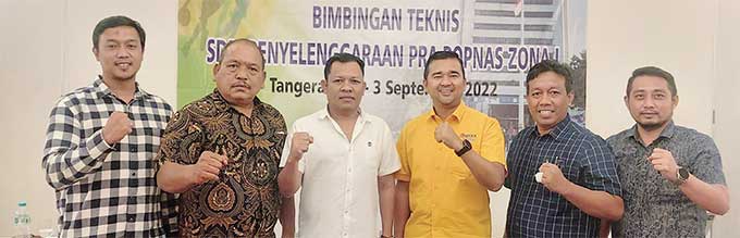 Kadispora Riau H Boby Rachmat SSTP MSi (tiga kanan) foto bersama perwakilan provinsi peserta Pra-Popnas 2022 usai Bintek yang dihelat di Hotel Horizon, Tangerang, Banten, Jumat (2/9/2022).