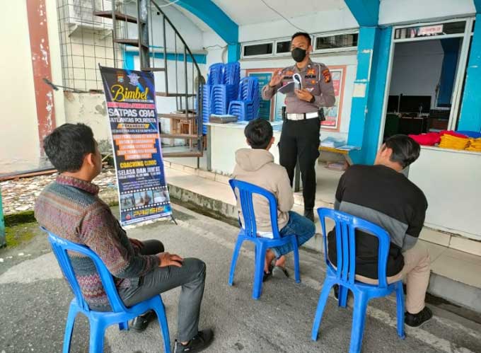 Petugas Satlantas Polresta Pekanbaru memberikan pelatihan kepada pengurus SIM sebelum mengikuti ujian di Satpas SIM 0914 Pekanbaru, Selasa (22/11/2022).