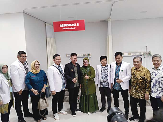 CEO RS Awal Bros Group Arfan Awaloeddin dan sejumlah dokter foto bersama Bupati Rohil Afrizal Sintong SIP dan Ketua TP PKK Rohil Sanimar SPd di sela meninjau fasilitas kesehatan di RS Awal Bros Bagan Batu, Rokan Hilir (Rohil), Kamis (26/1/2023).