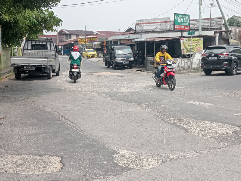 Kondisi Jalan Dahlia, Kecamatan Sukajadi rusak parah di banyak titik, Rabu (4/10/2023). Pemko Pekanbaru menargetkan segara melakukan perbaikan Jalan Dahlia dan akan selesai akhir tahun ini.