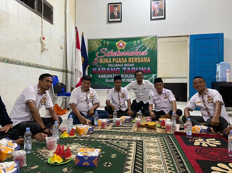 Ketua Karang Taruna Rohil Kasmer Dahlan dan sebagian pengurus saat bukber di Sekretariat Karang Taruna di Bagansiapiapi, Rabu (20/4/2022).
