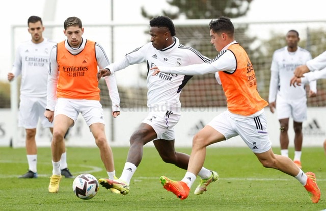 Jelang laga Real Madrid vs Cadiz, tim Real Madrid tampak sedang latihan.