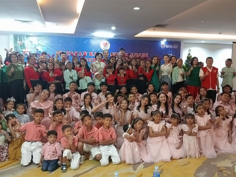 Ketua Yayasan Rumah Kasih Sarkawi Lim dan manajemen Hotel Ameera Pekanbaru foto bersama anak panti asuhan usai mengadakan perayaan Natal bersama di Ballroom Hotel Ameera Pekanbaru, Sabtu (23/12/2023).