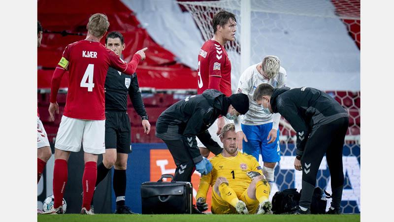 Kiper Timnas Denmark Kasper Schmeichel (1) mendapat perawatan saat menghadapi Islandia pada matchday kelima UEFA Nations League di Parken Stadium, Kopenhagen, Senin (16/11/2020) dini hari WIB. (REUTERS/MIRROR)