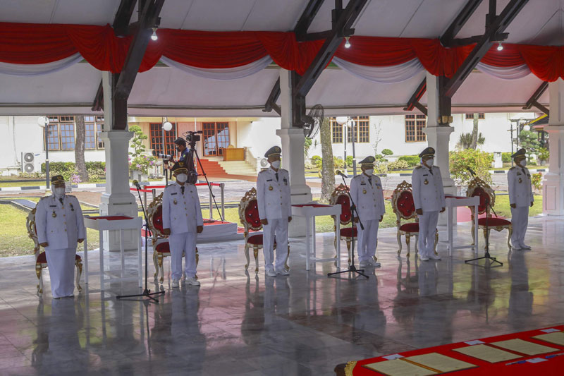 Tiga pasang kepala daerah di Riau, Kasmarni-Bagus Santoso (Bengkalis), Paisal-Amris (Dumai), dan Muhammad Adil-Asmar (Kepulauan Meranti) saat dilantik Gubernur Riau Syamsuar di Balai Pelangi Kompleks Kediaman Gubernur Riau, Pekanbaru, Jumat (26/2/2021).