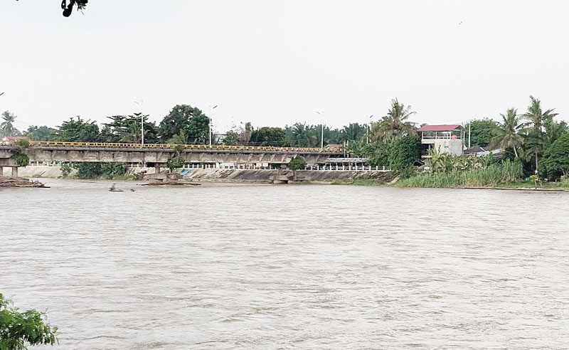 Kondisi debit air di bawah Jembatan Sungai Rokan di Kecamatan Ujungbatu mengalami peningkatan akibat tingginya curah hujan di Kabupaten Rohul, baru-baru ini.