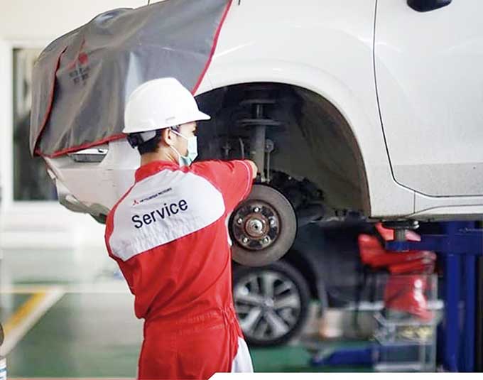 Mekanik Mitsubishi PT Dipo Internasional Pahala Otomotif melakukan pengecekan terhadap kondisi roda mobil konsumen Mitsubishi, baru-baru ini.