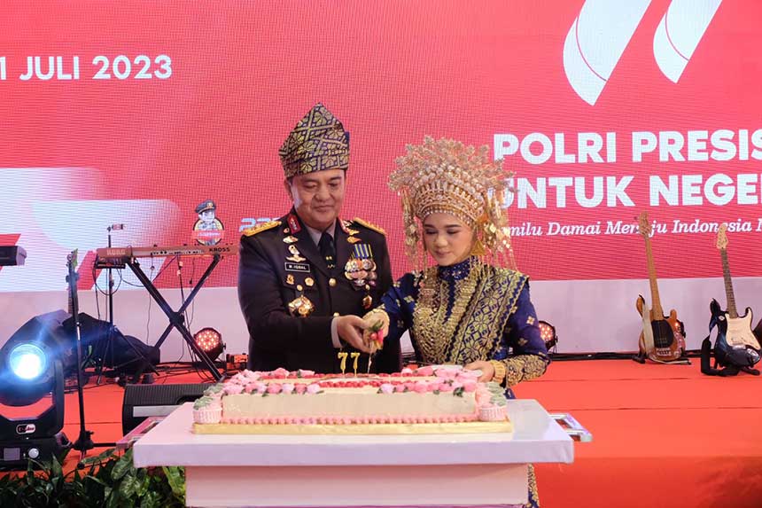 Kapolda Riau Irjen Pol Mohammad Iqbal beserta istri Nindya Iqbal memotong kue syukuran Hari Bhayangkara Ke-77, Sabtu (1/7/2023).