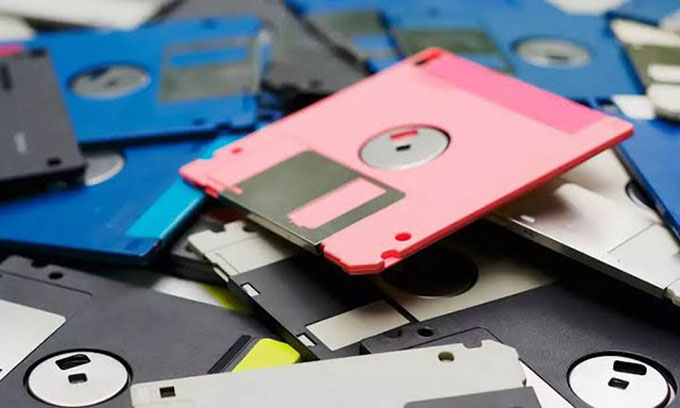 Floppy disk atau disket, teknologi usang yang ternyata masih digunakan di Jepang.
