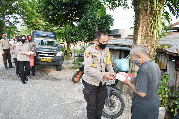 Beberapa petugas dari jajaran Polresta Pekanbaru terlihat membagikan menu buka puasa kepada para pengguna jalan, Ahad (3/5/2020). (POLRESTAS PEKANBARU FOR RIAUPOS.CO)