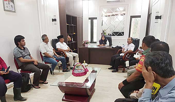 Warga melakukan pertemuan dengan Camat Rumbai Barat Indah Vidya Astuti terkait penutupan akses jalan umum menuju perkebunan sawit warga, Rabu (1/2/2023).