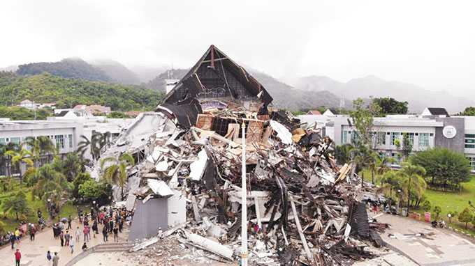 Kantor Gubernur Sulawesi Barat rusak berat akibat gempa bumi berkekuatan 6,2 magnitudo di Majene, Jumat (15/1/2021) dini hari pukul 01.20 Wita.(JPG)
