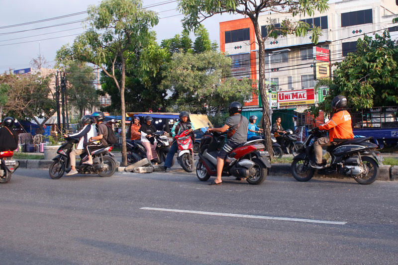 Pengendara sepeda motor berputar arah di median Jalan HR Soebrantas, Pekanbaru yang dibogkar warga, Senin (28/8/2023).