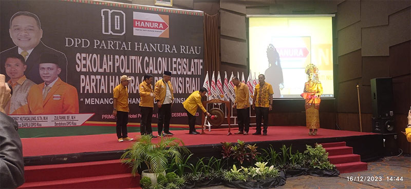 Wakil Ketua Bidang Bapilu DPP Hanura Abdul Azis Kapia MSi didampingi pengurus Hanura Riau memukul gong tanda dibukanya Sekolah Politik Caleg Hanura di Hotel Prime Park Pekanbaru, Sabtu (16/12/2023).