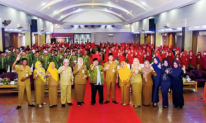 Plt Asisten Perekonomian dan Pembangunan Sekdakab Bengkalis Toharudin foto bersama guru MDTA saat menghadiri silaturahmi akbar dan verifikasi faktual guru-guru MDTA se-Kecamatan Mandau dan Bathin Solapan, di Ballroom Hotel Surya Duri, Senin (5/12/2022).