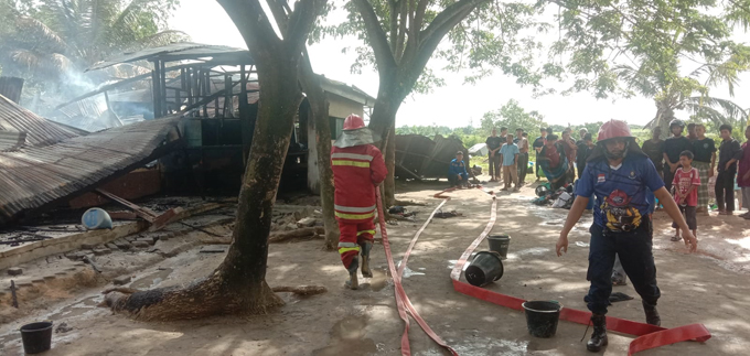 Tim pemadam kebakaran berhasil memamdamkan api yang membakar bangunan Pondok Pesantren Umar Bin Khattab  di Kelurahan Desa Karya Indah Kecamatan Tapung, Kamis (13/10/2022).
