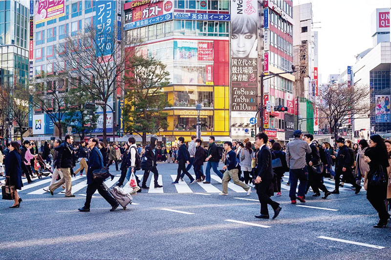 Suasana pusat Kota Tokyo dengan ramainya lalu lalang masyarakat yang melintas.