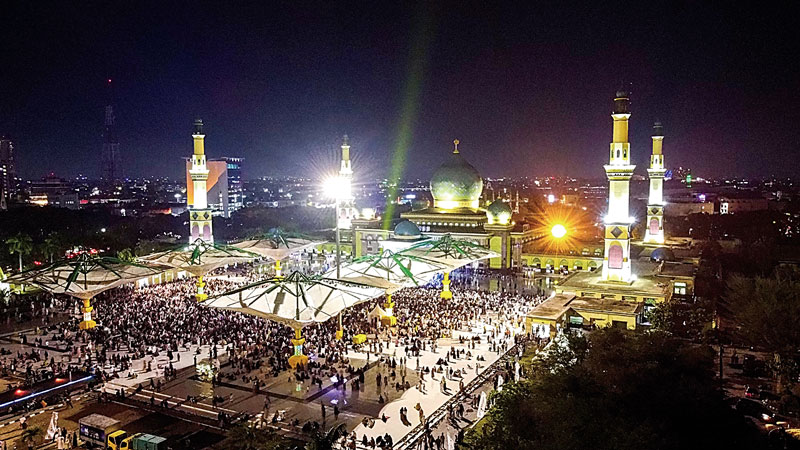 Suasana Masjid Raya An-Nur Riau saat difoto pada malam hari tampak indah dan memesona ditambah dengan adanya payung elektrik yang baru selesai dibangun Pemprov Riau. Foto diambil belum lama ini.