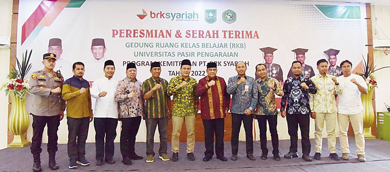 Plt Gubernur Riau H Edy Natar Nasution  didamÂ­pingi DiÂ­rekÂ­tur Kepatuhan dan Manajemen Risiko BRK Syariah Fajar Restu Febriansyah berfoto bersama stakeholder usai kegiatan peÂ­nyerahan bantuan bangunan RKB di Rohul, Ahad (19/11/2023).