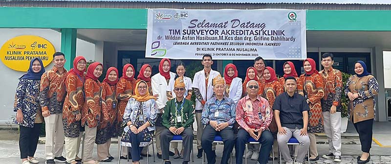 Manajemen dan karyawan Nusalima Medika saat foto bersama dengan tim auditor sertifikasi di Klinik Pratama Nusalima Medika Cemara Kota Pekanbaru. Manajemen menargetkan tujuh klinik Pratama akan segera terakreditasi paripurna pada akhir 2023.