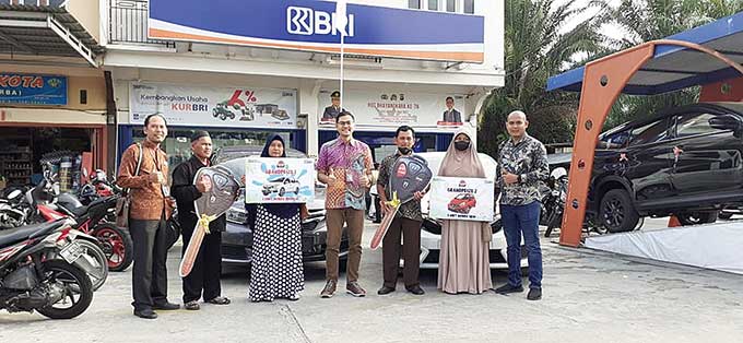Pemimpin Cabang BRI Kanca Siak Kurnia Aditya Rahman didampingi Kepala Unit Dayun Insan Permana dan Kepala Unit Sungai Apit Mulyono menyerahkan hadiah Grand Prize Panen Hadiah Simpedes kepada Tarsiman nasabah Unit Sungai Apit dan Sumadi nasabah Unit Dayun,