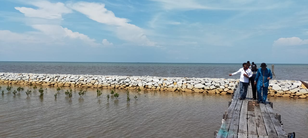Wakil ketua DPRD Bengkalis Sofyan meninjau pantai Madani Desa Pambang Pesisir, Bengkalis beberapa waktu lalu.