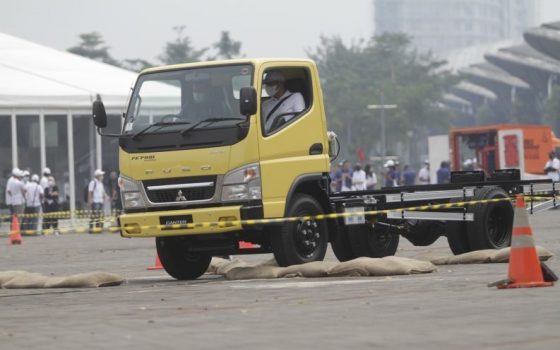 Truk Mitsubishi Fuso.