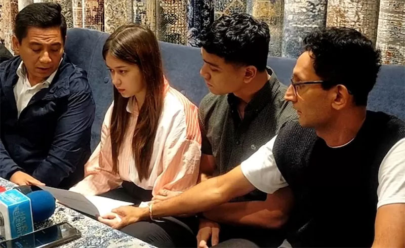 Rebecca Klopper saat bicara menggelar jumpa pers. Nampak Fadly Faisal memegang erat tangan Becca seolah untuk menguatkannya.