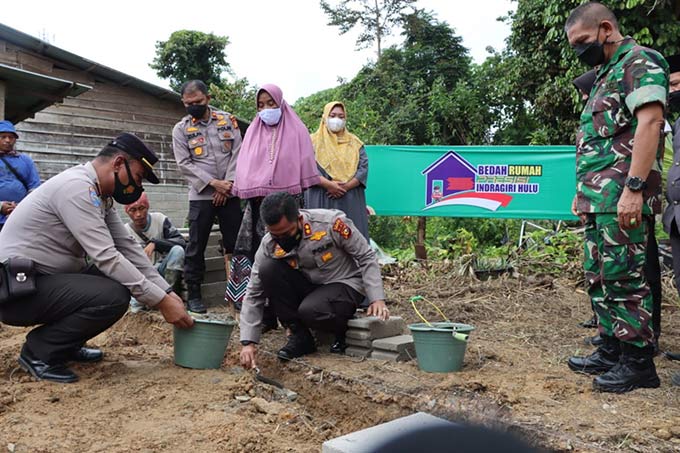 Kapolres Inhu AKBP Bachtiar Alponso SIK MSi didampingi Waka Polres Kompol Zulfa Renaldo SIK dan pemilik rumah, Murniati meletakan batu pertama untuk program bedah rumah, Rabu (20/1/2022).