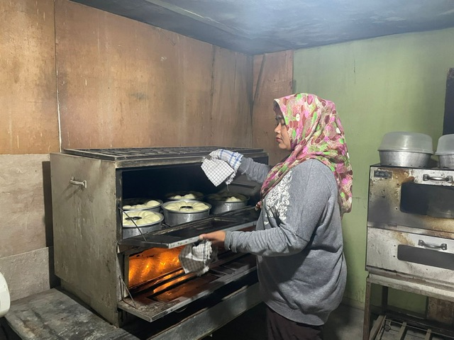 Proses pembuatan Roti Gembung Mak Ngah, Tembilahan, Inhil.