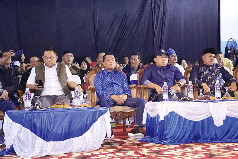 Wakil Ketua I DPRD Siak Fairus duduk bersama Bupati Siak Alfedri, Wabup Siak Husni Merza dan Kapolres Siak AKBP Asep Sujarwadi pada malam puncak Festival Siak Bermadah di Lapangan Siak Bermadah, Jumat (13/10/2023).