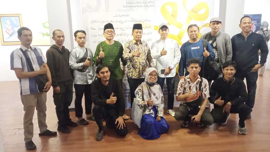 Ketua Lembaga Pengembangan Tilawatil Qurâ€™an  Kota Pekanbaru, Dr H Idrus (berdiri, tengah) bersama Kepala Galeri Hang Nadim Furqon LW (berdiri, empat dari kiri) foto bersama dengan para seniman kaligrafi yang ikut Pameran Kaligrafi Kontemporer Riau denga