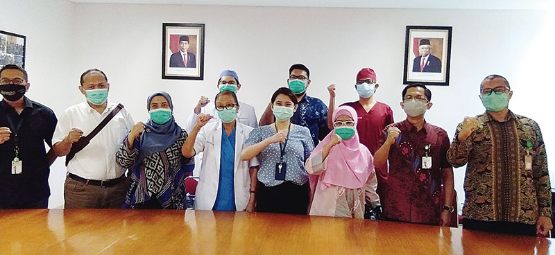 Direktur Utama RS Awal Bros Pekanbaru dr Jimmy Kurniawan MKK (kanan) foto bersama tim dokter RS Awal Bros Pekanbaru usai memperkenalkan layanan terbaru operasi by pass jantung yang bersandar internasional, Sabtu (22/8/2020).(PRAPTI DWI LESTARI/RIAUPOS.CO)