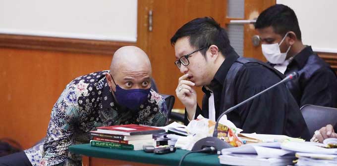 Terdakwa Irjen Pol Teddy Minahasa berdialog dengan penasihat hukumnya saat menjalani sidang lanjutan di Pengadilan Negeri Jakarta Barat, Jakarta, Senin (13/3/2023).
