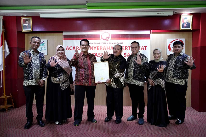Ketua KARS Dr Sutoto MKes memberikan sertifikat akreditasi RSUD Rohul dengan perolehan tingkat paripurna kepada Bupati Rohul H Sukiman di aula Kantor KARS, Jakarta Selatan, Senin (5/6/2023).