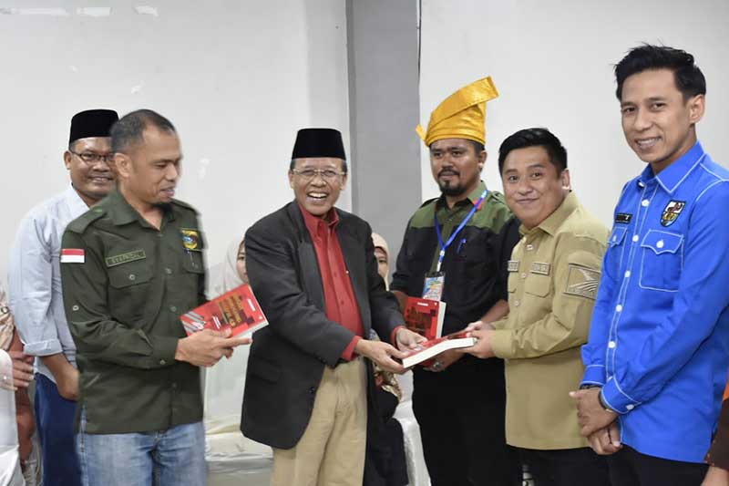 SERAHKAN BUKU: Dr drh Chaidir MM mewakili Disparbudpora menyerahkan buku kepada perwakilan organisasi pemuda di Ruang Mahoni Surya Hotel Duri, Kamis (24/11/2022).