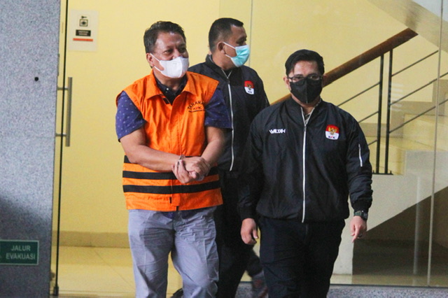 AKBP Bambang Kayun memakai rompi tahanan saat di Gedung Merah Putih KPK, Jakarta, Selasa (3/1/2023).