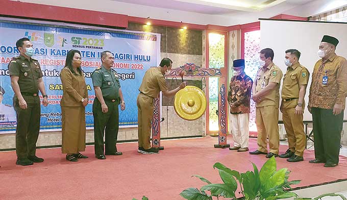 Asisten Perekonomian dan Pembangunan Setdakab Inhu Paino SP disaksikan Kepala BPS Provinsi Riau Drs Misfaruddin MSi (empat kanan), Kadis Kominfo Inhu Jawalter S MPd (tiga  kanan), Kepala BPS Inhu Sukarwanto SST (kanan) serta pejabat lainnya memukul gong t